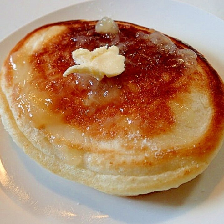 桃ジャムとマーガリンのバニラ香るホットケーキ